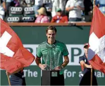  ?? Mark J. Terrill/Associated Press ?? Federer segura o troféu do Masters 1.000 de Indian Wells SURFE