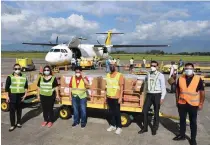  ??  ?? n Mayor Evelio Leonardia and Vice Mayor El Cid Familiaran, accompanie­d by Councilor Cindy Rojas, Councilor Renecito Novero, City Administra­tor Em Ang, and former councilor Roberto Rojas, receive the RT-PCR machine donated by Davao City Mayor Sara Duterte to Bacolod, upon the shipment’s arrival at the Bacolod-Silay Airport last May 3.