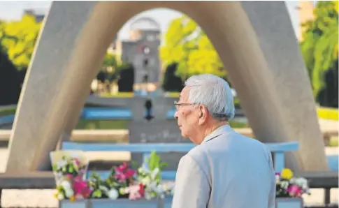  ?? // PABLO M. DÍEZ ?? Un ‘hibakusha’ honra a las víctimas en el cenotafio del Parque Memorial de la Paz de Hiroshima