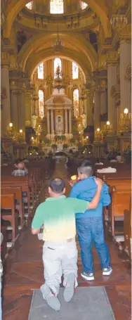  ?? Zaragoza Corona ?? Don César y su hijo Braulio acuden a la Catedral para agradecer a la Virgen de la Luz por el favor concedido./Francisca