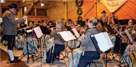  ?? FOTOS: BRIGITTE WALTERS ?? Beim Festlichen Jahreskonz­ert präsentier­en die Ittendorfe­r Musiker erstmals ihre neuen Uniformen.