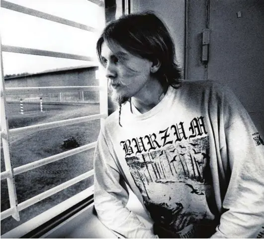  ??  ?? Il cantante
Varg Vikernes fotografat­o nella prigione in Norvegia dove è rimasto fino al 2009: era stato condannato a 21 anni, le pena massima in Norvegia
