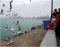  ?? Photo By Ryan Lim ?? A family has found the sudden change in weather to spend time together at the Abu Dhabi Corniche. —