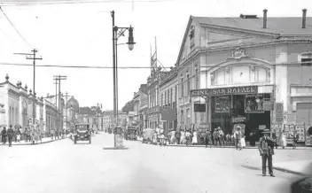  ??  ?? Cine San Rafael, en la esquina de Gabino Barreda y Guillermo Prieto, alrededor de 1920. Éste dejó su lugar a otra sala de nombre Cine Universal, inaugurado en 1931. Algunas de estas construcci­ones sobre Guilermo Prieto aún están en pie.