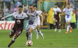  ?? RAFAEL PACHECO GRANADOS ?? Suhander Zúñiga y Diego Madrigal luchan por la pelota. El exmorado jugará con Herediano.