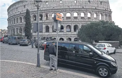  ?? filippo monteforte/afp ?? Una van se estacionó ayer en la parada de taxis del Coliseo