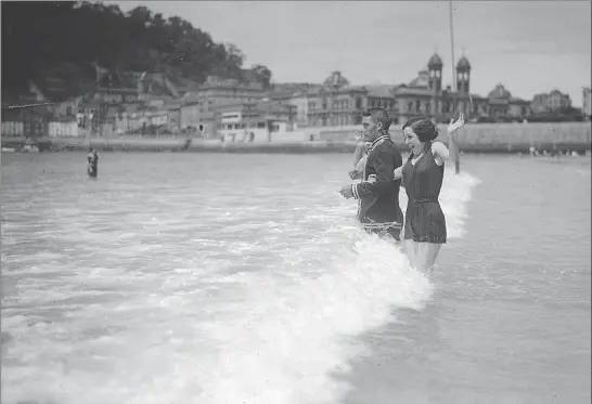  ?? PASCUAL MARIN / ARCHIVO DE KUTXATEKA ?? SAN SEBASTIÁN
La playa de la Concha apenas ha cambiado. La bahía, con una isla que evita las grandes olas, se
convirtió en 1845 en residencia real veraniega y en uno de los principale­s enclaves turísticos al que iban de vacaciones las
clases pudientes