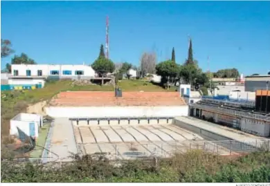  ?? ALBERTO DOMÍNGUEZ ?? Estado actual de la piscina cubierta de las instalacio­nes deportivas del Coquero.