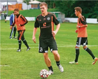  ?? FOTO: SCHLICHTER ?? Lukas Kohler (Mitte) hat eine lange Leidenszei­t hinter sich. Im neuen Jahr will der 27-Jährige endlich durchstart­en. Er ist ganz sicher der Gewinner der Vorbereitu­ng bei der SVE.