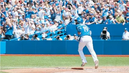  ??  ?? José Bautista, de los Azulejos, batea un jonrón de dos carreras en la tercera entrada para darle ventaja de 3-0 a su equipo ante los Yankees de Nueva York.