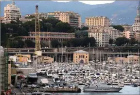  ??  ?? La capitale de la Ligurie se niche entre les montagnes et la Méditerran­ée.