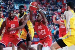  ?? (Kobi Eliyahu) ?? HAPOEL TEL AVIV guard J’Covan Brown (with ball) scored a game-high 32 points to lead the Reds to a narrow 96-95 victory over city rival Maccabi Tel Avi on Sunday.