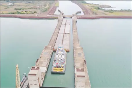  ??  ?? La bajante del Paraná afecta la producción de energía en la EBY y dificulta la navegación. Vista de la esclusa de la EBY.