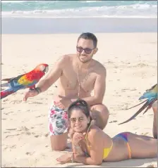  ??  ?? Roberto Fernández y su esposa Mirna Ortiz, en Punta Cana.