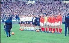  ??  ?? DOS IMPERIOS. Años después de enfrentars­e en la II Guerra Mundial, Inglaterra y Alemania se midieron en Wembley.