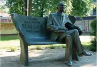  ?? (Wikimedia Commons) ?? THIS SCULPTED BENCH in Bilgoraj commemorat­es the Polish town’s most famous Jewish resident.