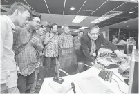  ?? — Gambar Bernama ?? PENERANGAN: Zakaria (kanan) memberi penerangan kepada delegasi Kedaulatan Rakyat Daily Indonesia yang mengadakan lawatan ke Pertubuhan Berita Nasional Malaysia (BERNAMA) di Kuala Lumpur, semalam.