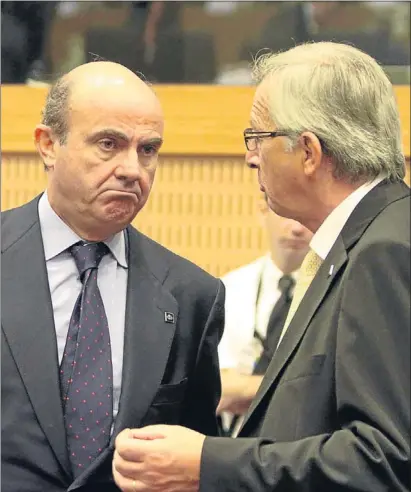  ?? KATIA CHRISTODOU­LOU / EFE ?? Converses constants. El ministre d’Economia, Luis de Guindos, amb el president de l’Eurogrup, Jean-Claude Juncker, fa deu dies a Xipre