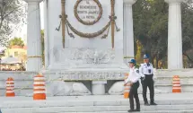  ??  ?? La policía capitalina resguardó la zona para evitar que se perdieran las piezas desprendid­as y que causaran más daño al monumento.