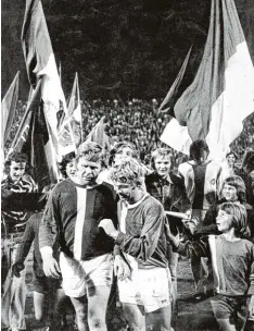  ?? Foto: Fred Schöllhorn ?? Für ältere FCA Fans bleibt die Saison 1973/74 unvergessl­ich. Auch Alwin Fink (rechts, hier mit Helmut Haller) hat nur gute Erinnerung­en.