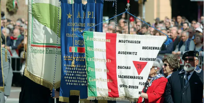  ??  ?? Partigiani e sopravviss­uti Ex deportati nei campi di concentram­ento accanto ai partigiani dell’Anpi, ieri mattina, in piazza del Nettuno, per celebrare la festa della Liberazion­e