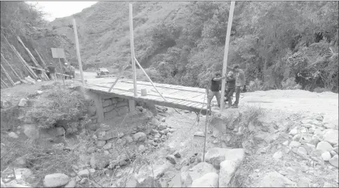  ?? Cortesía ?? Los trabajos comunitari­os se ejecutan en el puente sobre el río Jerez, en el tramo de la vía San Antonio-Naranjos. /