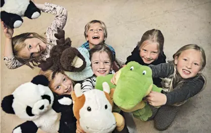  ?? FOTO: LEIF WECKSTRöM ?? OKLART. Lisa, Selma, Ada och Elin 7 år och Leona 6 år samt Sebastian 7 år har jättekul i församling­ens eftis på Drumsen Men exakt hur det blir i framtiden är oklart.