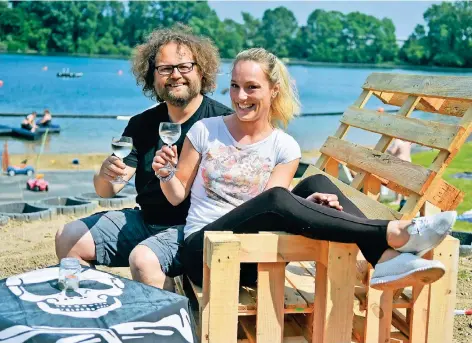  ?? FOTO: HEINRICH JUNG ?? Franziska Herbst und Pirates-Place-Gründer Werner Ginters stoßen schon mal auf die neue Event Location an.