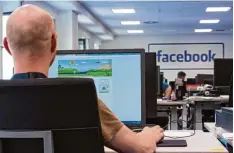  ?? Foto: Stache, dpa ?? Im Löschungsz­entrum von Facebook werden gemeldete Postings überprüft. Wenn die Plattform Hassbotsch­aften nicht löscht, drohen hohe Strafen.