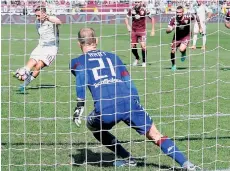  ?? /EFE ?? Francesco Totti (10) anota de pena máxima el descuento de la Roma ante Torino, su gol 250 de por vida.