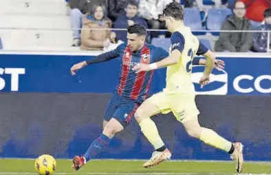  ?? ?? Gerard Valentín intenta el centro desde la banda derecha tapado por Félix Garreta.