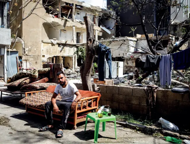  ?? © Afp/patrick Baz ?? Un réfugié syrien dans les décombres de son quartier près du port de Beyrouth, le 9 août 2020, cinq jours après l’explosion de celui-ci.