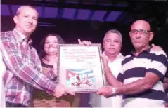  ?? | foto: Noryis ?? Guilarte De Nacimiento y Nereyda López entregaron el diploma de Vanguardia Nacional al director de Artex, a la izquierda, y el dirigente sindical, a la derecha.