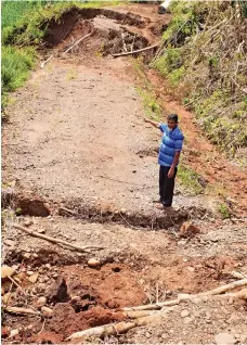  ?? Photo: Nicollete Chambers ?? Paipai advisory counselor, Shamshad Ali shows the area where the landslide occurred at Deo Karan Road in Lautoka.