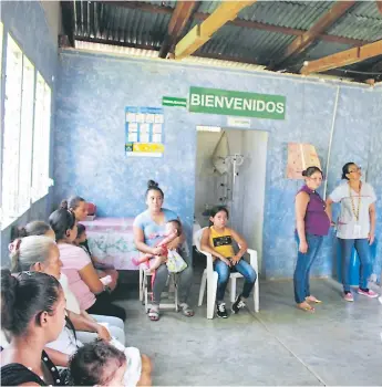  ??  ?? INSEGURIDA­D. El edificio del centro de salud de la comunidad de El Sauce se ha convertido en una amenaza para las madres que llegan con sus hijos en busca de atención médica.