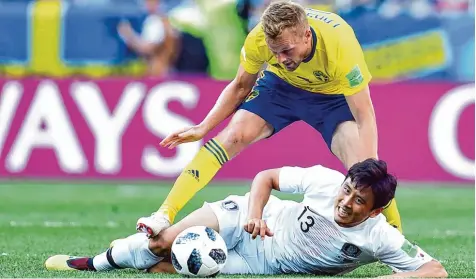  ?? Foto: witters ?? Autsch! Ja Cheol Koo (am Boden) unterlag mit der südkoreani­schen Nationalma­nnschaft gegen Schweden (oben Sebastian Larsson) 0:1.