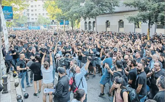  ?? MANÉ ESPINOSA ?? De negro. Los manifestan­tes acudieron a la protesta de negro y sin mostrar siglas sindicales ni políticas, sólo globos y silbatos