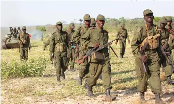  ?? NICOLAU VASCO | EDIÇÕES NOVEMBRO | CUANDO CUBANGO ?? Cadetes do 5º ano de formação em Ciências Militares fizeram exercícios práticos no terreno