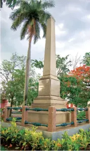  ??  ?? El obelisco dedicado a los sacerdotes Juan Martín de Conyedo y Francisco Hurtado de Mendoza.