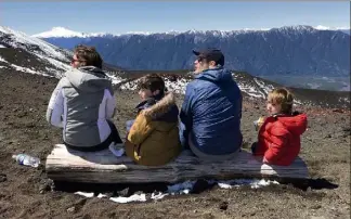  ?? (Photos DR) ?? Sonia, Lilian, Thomas, Oscar prenant une pause sur le Volcan Osorno, au Chili.