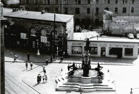  ?? Fotos: Sammlung Häußler ?? Der Rathauspla­tz im Herbst 1950. Neben dem Rest des Börsengebä­udes steht ein provisoris­ches „Geschäftsg­ebäude“.