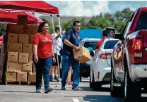  ?? Carlos Javier Sanchez / Contributo­r file photo ?? Volunteers distribute food at Cornerston­e Church in June. Records show the church got 8,680 boxes from CRE8AD8.