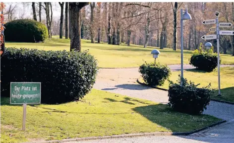  ?? FOTO: ACHIM BLAZY ?? „Der Platz ist heute gesperrt“, steht auf dem Schild im Düsseldorf­er Golf-Club am Rommeljans­weg. „Heute“ist aber aktuell jeder Tag.