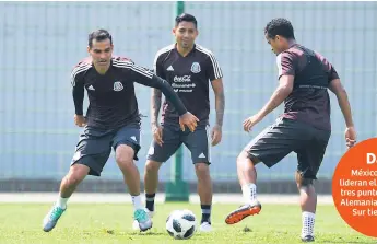  ??  ?? CUMPLIMIEN­TO.“Rafa” Márquez entrena sin patrocinad­ores estadounid­enses en la camisa que utiliza.