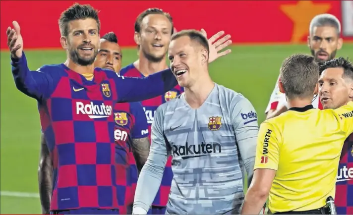  ??  ?? Piqué, Ter Stegen, Messi y Jordi Alba protestan al árbitro Hernández Hernández un posible penalti al propio Piqué, pero el colegiado no dudó.