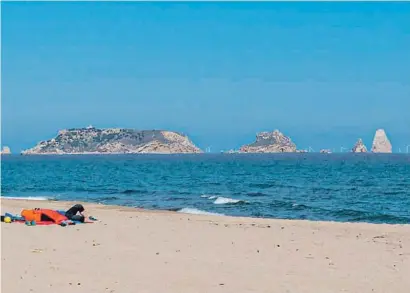  ?? Sant CnaeloCaoa ?? Recreació del parc vist des de la platja de l’Estartit amb les illes Medes de fons