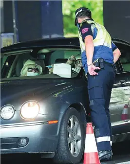  ?? JESÚS G. FERIA ?? Control de carreteras por cierre de zonas en Madrid para controlar la pandemia por coronaviru­s