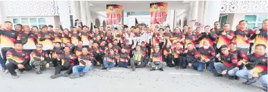  ?? ?? SELAMAT TIBA: Konvoi Kembara Merdeka 60 Tahun Sarawak membabitka­n 60 motosikal berkuasa tinggi selamat tiba di bandar raya Miri petang semalam.