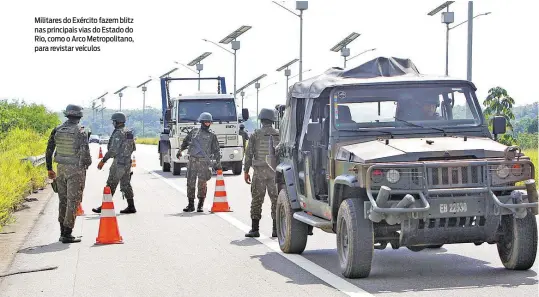  ?? SEVERINO SILVA MARCIO MERCANTE / AGENCIA O DIA ?? Militares do Exército fazem blitz nas principais vias do Estado do Rio, como o Arco Metropolit­ano, para revistar veículos