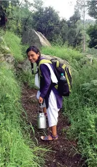  ?? (Foto Bbc) ?? In cammino Nella foto grande in alto Yashoda (a sinistra) e Radhika, sorelle di 16 e 14 anni, sul «ponte» di funi lungo il fiume Bhagirathi. Sotto, a sinistra, Yashoda lungo il sentiero che porta a scuola. A destra le ragazze maneggiano le carrucole....